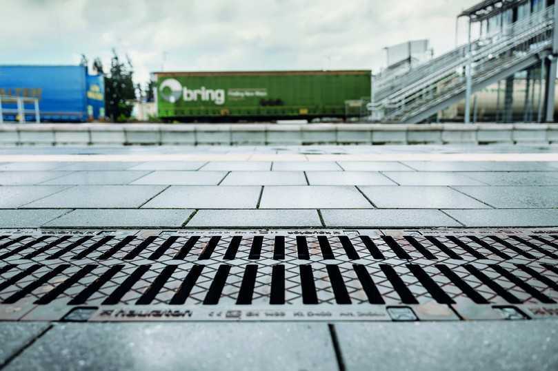 Drainfix Clean Rinnen halten auf den Bahnsteigen Schadstoffe dauerhaft zurück. | Foto: Hauraton