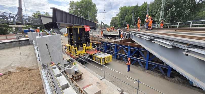 Spektakukäres Referenzprojekt der insolventen Hüffermann Krandienst GmbH: Am Ferdinandstor in Hamburg wurden innerhalb von nur drei Tagen 120 Tonnen schwere Brückenteile eingehoben. | Foto: Cometto SPMT