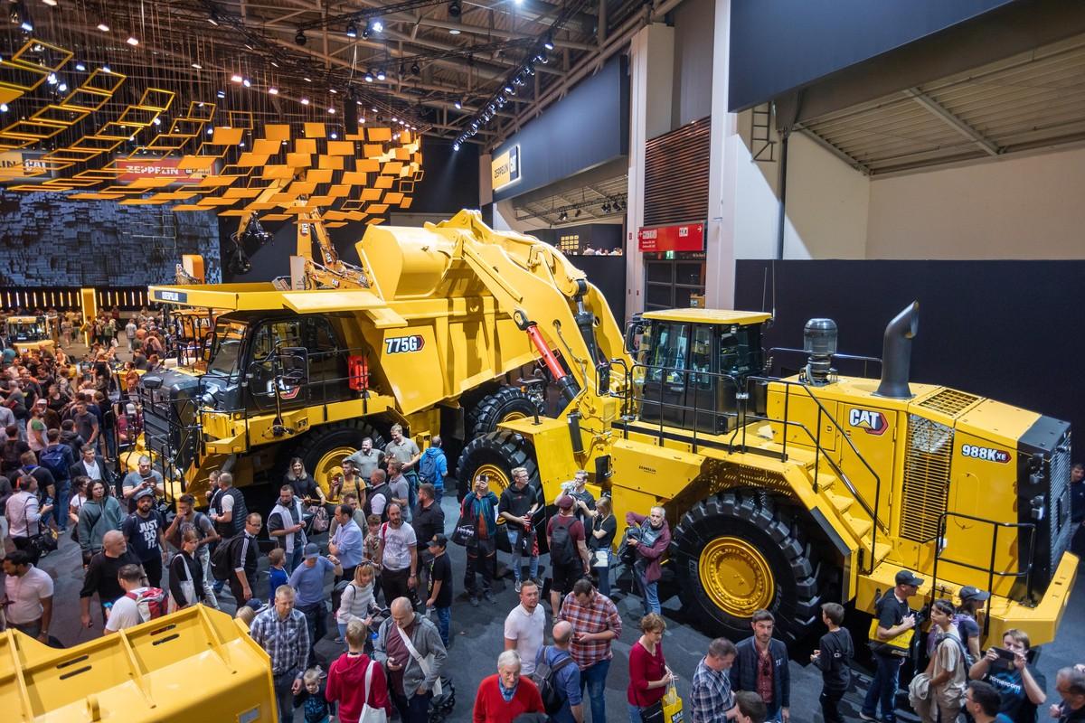 Imposante Schwergewichte: Auf der bauma werden Standführungen angeboten; die Besucher erhalten die Gelegenheit, neue Caterpillar-Technik auszuprobieren. | Foto: Zeppelin