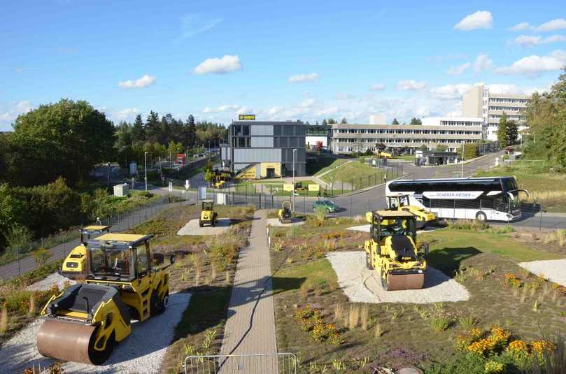 Die Neubaumaßnahmen auf dem Bomag-Firmengelände in Boppard fanden Anfang 2021 mit der Fayat-Akademie (Bildmitte hinten) ihren Abschluss. | Foto: B_I MEDIEN/H. Stellmach