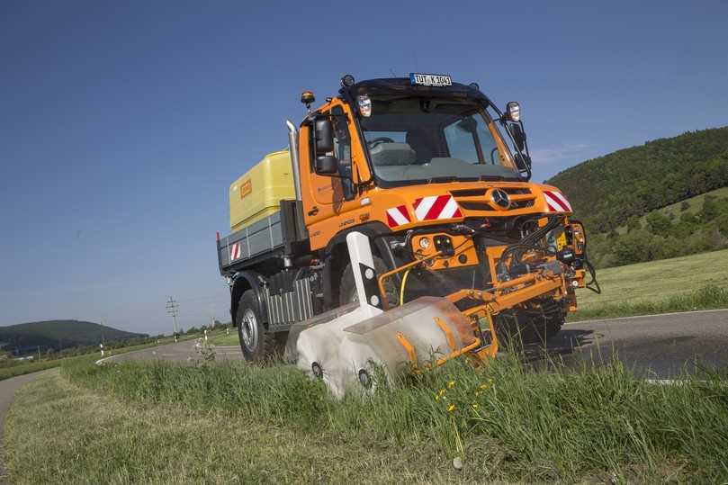 Auf Wunsch umfasst das Unimog Rent Angebot auch die dazugehörigen einsatzspezifischen Aufbauten und Anbaugeräte für kommunale Aufgaben wie Grünpflege, Straßenreinigung und Winterdienst. | Foto: Daimler Truck AG