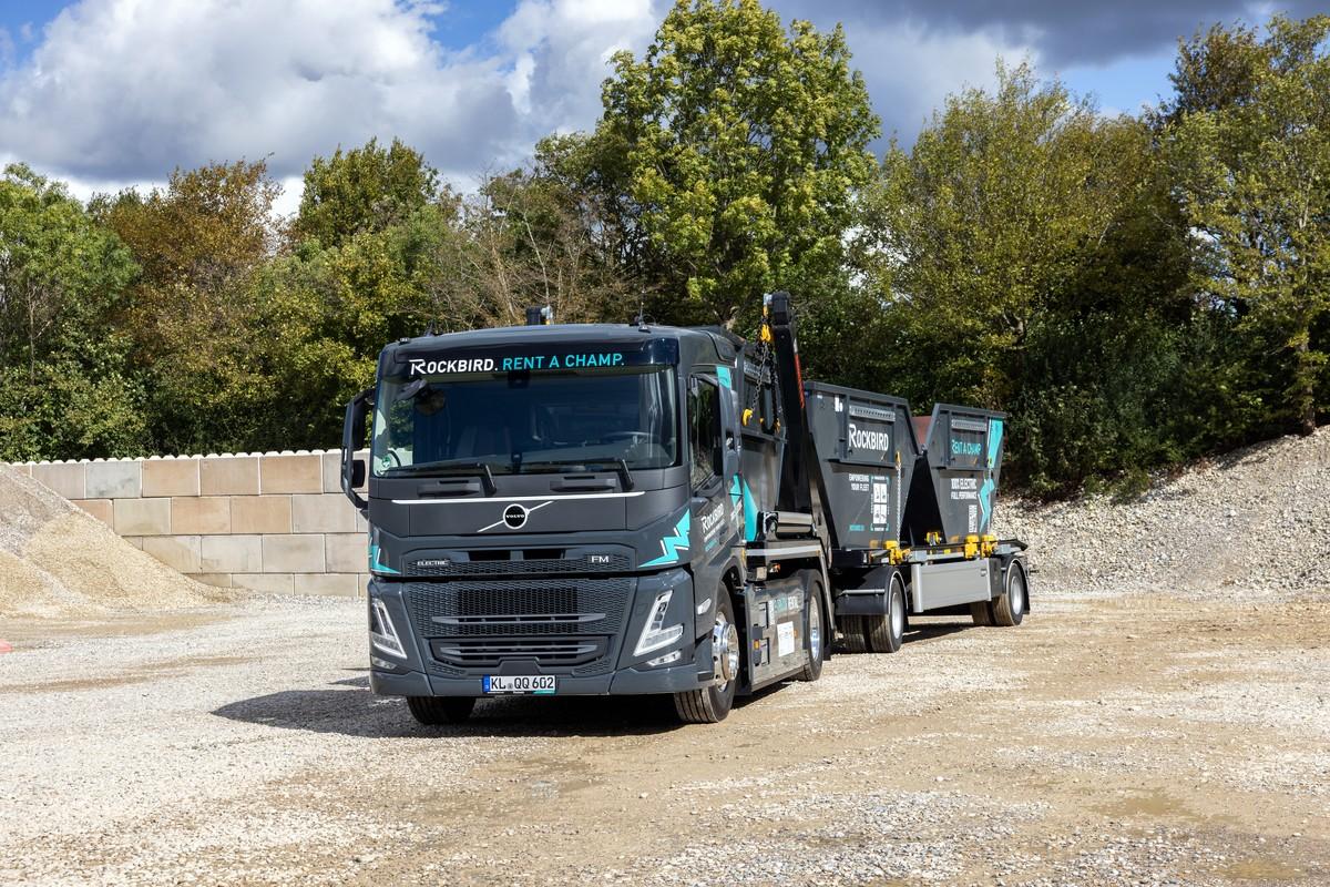 Trotz 3,90 m kurzem Radstand kann auch der 666 PS starke Volvo FM Electric mit sechs verbauten Akkupaketen und fast 300 km Reichweite im Einsatz punkten. | Foto: Volvo Trucks