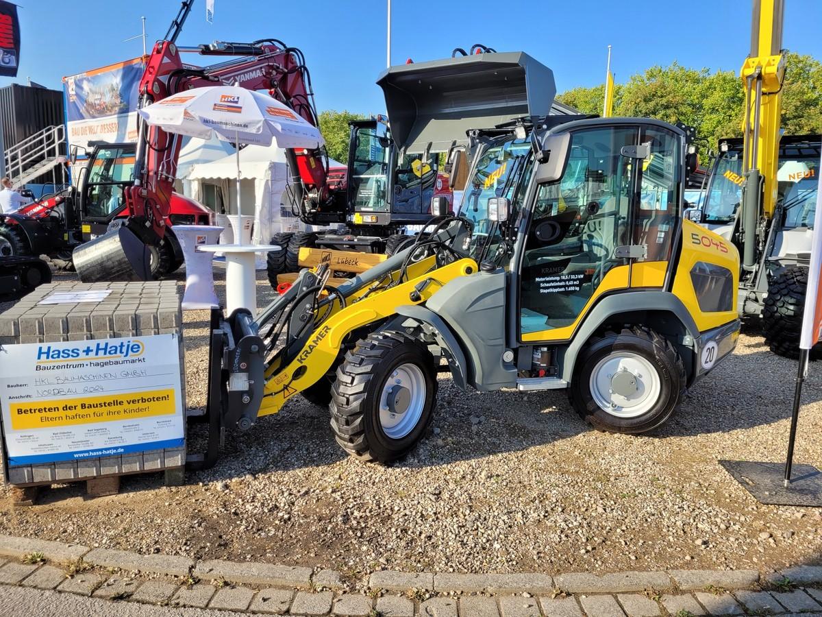 Zu sehen bei HKL: Der einzige Allrad-Lader mit 2.685 kg Transportgewicht,  Überladehöhe 2.350 mm, max. Stapekipplast 1.800 kg und 1.320 mm Breite mit Standardbereifung. | Foto: bb