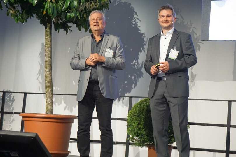 Professor Dr. Dirk Dujesiefken (links) und Thomas Amtage bei ihrer Begrüßung der Teilnehmerinnen und Teilnehmer der Fachtagung in der Messe Augsburg. | Foto: Deutsche Baumpflegetage/Kottich