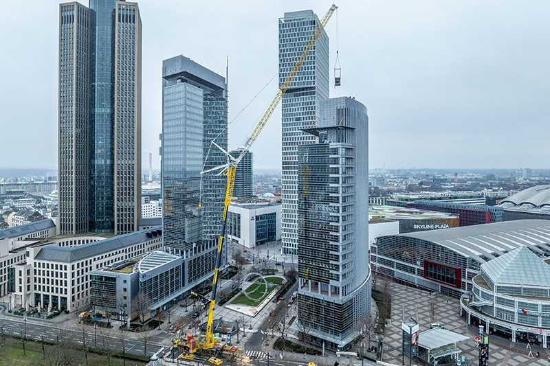 Wachstumssegment Krane: Ein Liebherr-Mobilkran LTM 1650-8.1, Tragkraft bis zu 700 Tonnen, tauscht Kälteanlagen eines Hochhauses in der Innenstadt von Frankfurt am Main. | Foto: Liebherr