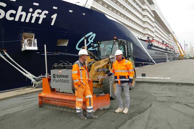 Der Untergrund am Kreuzfahrtterminal muss für die Be- und Entladung der Schiffe robust und präzise angelegt sein: Vorarbeiter Sascha Feindt und Geschäftsführer Peter Schultze im Fachgespräch. | Foto: Optimas