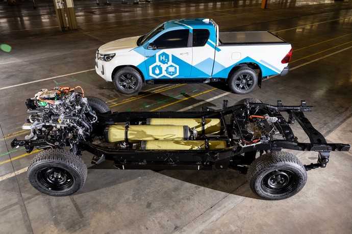 Der Blick aufs freiliegende Chassis verrät die Platzierung der drei Hochdrucktanks für den Wasserstoff. | Foto: Toyota