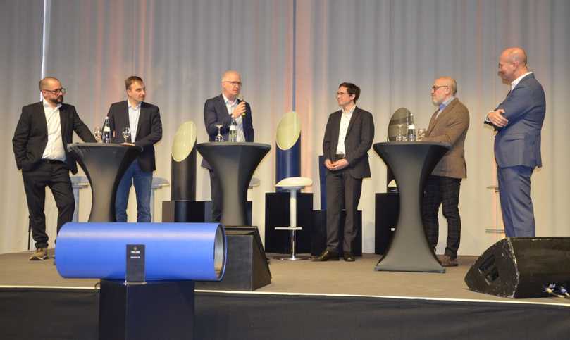 Podiumsdiskussion mit (v.l.) Philipp Martin (RelineEurope), Benedikt Stentrup (Sanierungstechnik Dommel), Andreas Haacker (Siebert + Knipschild), Dr.-Ing. Marius Mohr (Fraunhofer-Institut), Dr.-Ing. Robert Stein (Stein Ingenieure) und Moderator Marc Stiebing (RelineEurope) | Foto: B_I/Valdix