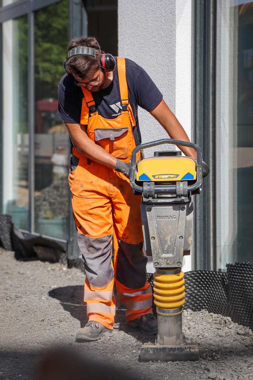 Gerade in Innenstädten wird Baulärm oft störend empfunden. Ein Akku-Stampfer wie der Bomag BT 60 e reduziert den Lärm. | Foto: Bomag