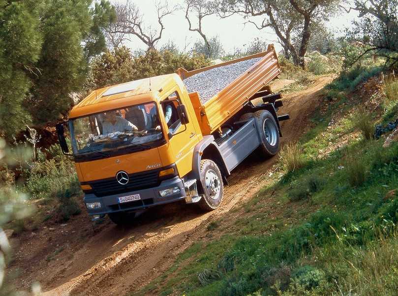 Mercedes-Benz Atego 1317 AK Dreiseitenkipper mit Allradantrieb für schweres Gelände. | Foto: Daimler Truck AG