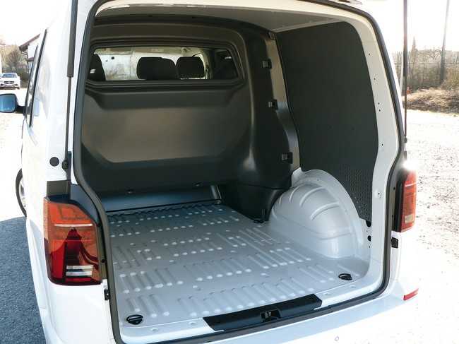Frachtabteil vor der Beladung: je nach Verteilung ist Platz für eine bis zwei Paletten. Es empfiehlt sich ein Bodenbelag. | Foto: Volkswagen