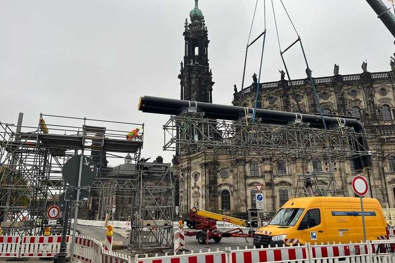 Mit einer Rohrbrücke wurde die befahrene Straße neben dem Theaterplatz überquert. Insgesamt sieben Wochen dauerten die Arbeiten, bis die provisorische Fernwärmeleitung pünktlich vor dem Winter fertiggestellt war. | Foto: Ludwig Pfeiffer Hoch- und Tiefbau Mit einer Rohrbrücke wurde die befahrene Straße neben dem Theaterplatz überquert. Insgesamt sieben Wochen dauerten die Arbeiten, bis die provisorische Fernwärmeleitung pünktlich vor dem Winter fertiggestellt war. | Foto: Ludwig Pfeiffer Hoch- und Tiefbau