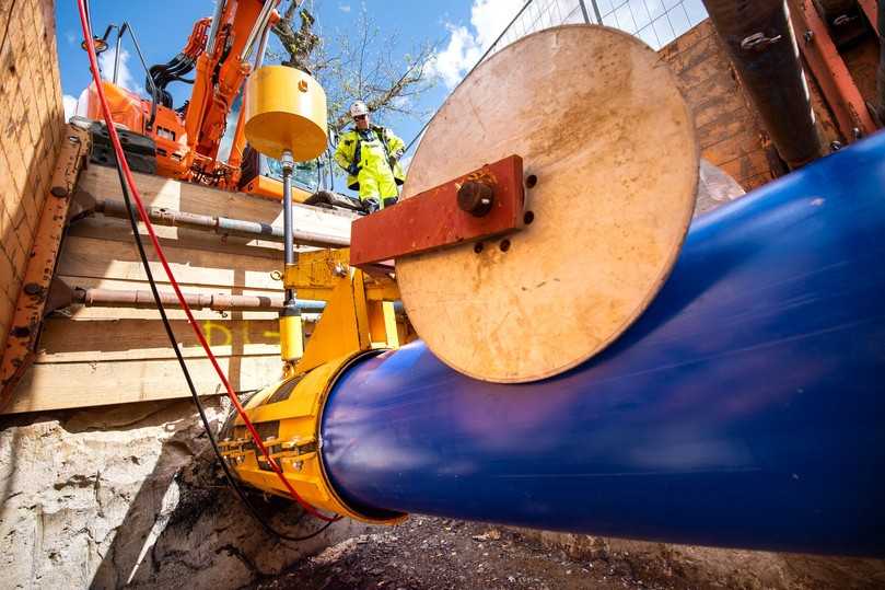 …und wird dort mittels Walzenführung von der Winde in das Altrohr eingezogen. | Foto: D&S