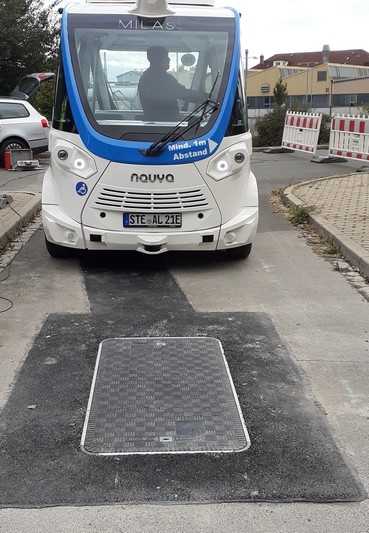 Die Schachtabdeckungen werden flächenbündig an das Straßenniveau angepasst. | Foto: INTIS