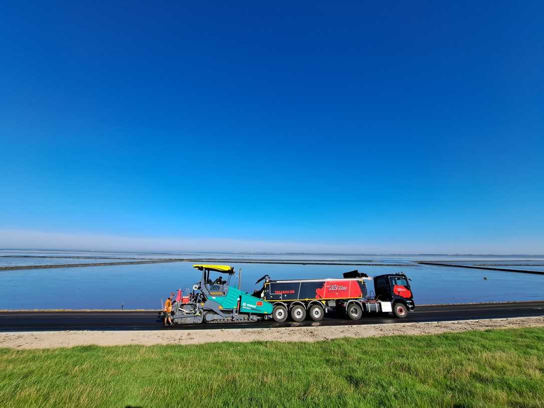 Wiederverwendung von Asphalt bei starker Neigung und mit Abschiebetechnik