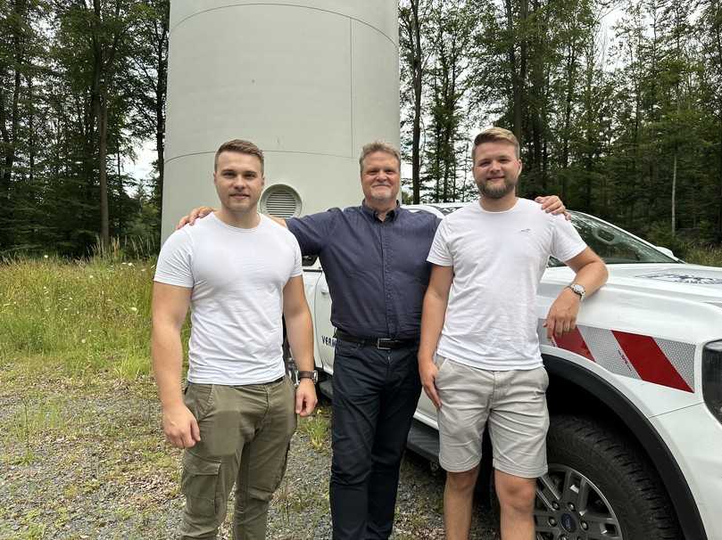 Felix Mathes (l.), Sohn des Geschäftsführers Jörg Mathes (Mitte), treibt die Planung von anspruchsvollen Windparkprojekten voran. Rechts Philipp Mathes, Studierender der Vermessung | Foto: Vermessungsbüro Dipl.-Ing. Jörg Mathes