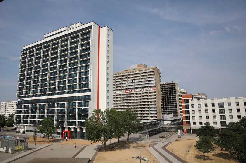 Als eine von fünf Hochhausscheiben prägt die Scheibe C die Silhouette von Halle-Neustadt. Nach über 20 Jahren Leerstand wird das Gebäude jetzt zum Studentenwohnheim umgebaut. | Foto: Schöck Bauteile GmbH