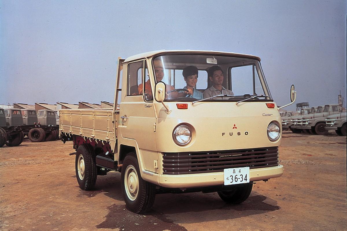 Der erste Fuso Canter verließ 1963 die Produktion in Japan und bot schon damals Platz für eine Dreier-Besatzung. | Foto: Daimler Truck AG