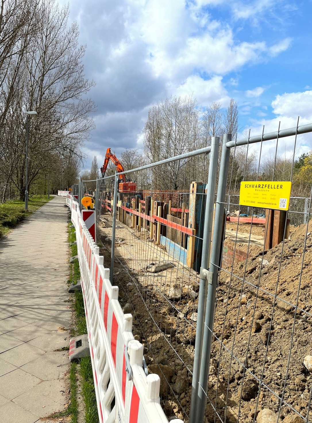 Steinzeugrohre sicher an Regenleitung in Berlin-Marzahn angeschlossen