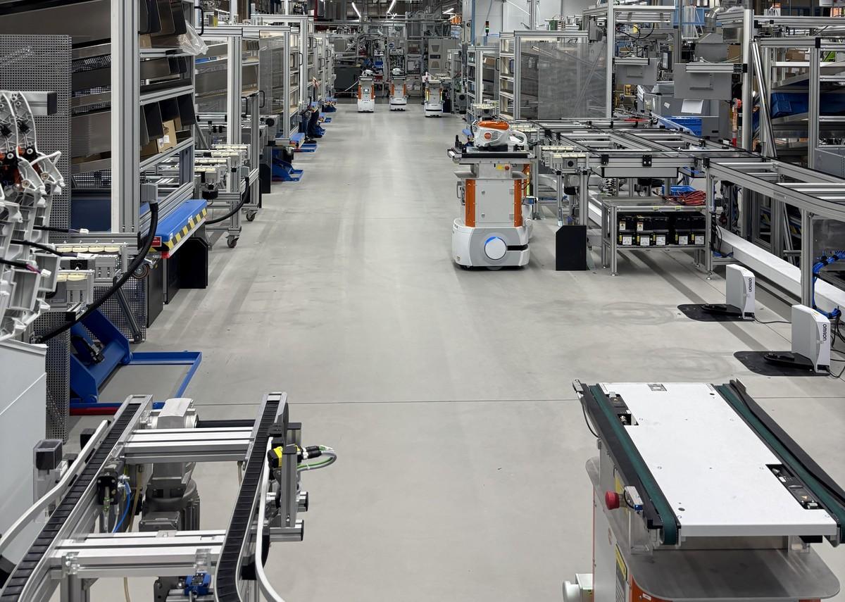 Die neue Matrixproduktion bei Stihl steht für ein flexibles, modulares Fertigungskonzept, das starre Produktionslinien durch dynamisch vernetzte Fertigungsstationen ersetzt. | Foto: Stihl Die neue Matrixproduktion bei Stihl steht für ein flexibles, modulares Fertigungskonzept, das starre Produktionslinien durch dynamisch vernetzte Fertigungsstationen ersetzt. | Foto: Stihl