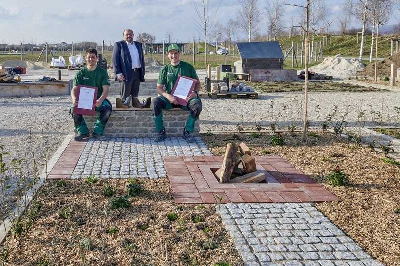 Die Gewinner des Bayern Cups 2021: Michael Thür (l.), Auszubildender bei der Boellert GmbH Garten + Landschaftsbau, und Dominik Zankl (r.), Auszubildender bei der Garten- und Landschaftsbau Leibl GmbH, zusammen mit Gerhard Zäh, Präsident des VGL Bayern. | Foto: VGL Bayern/Carolin Tietz