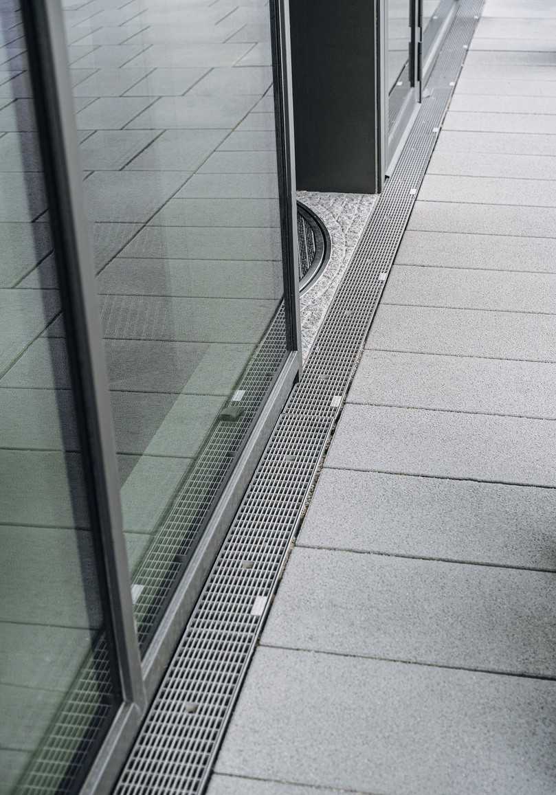 Die Entwässerung der Fassade ist Teil des ganzheitlichen Regenwassermanagements. | Foto: Hauraton Die Entwässerung der Fassade ist Teil des ganzheitlichen Regenwassermanagements. | Foto: Hauraton