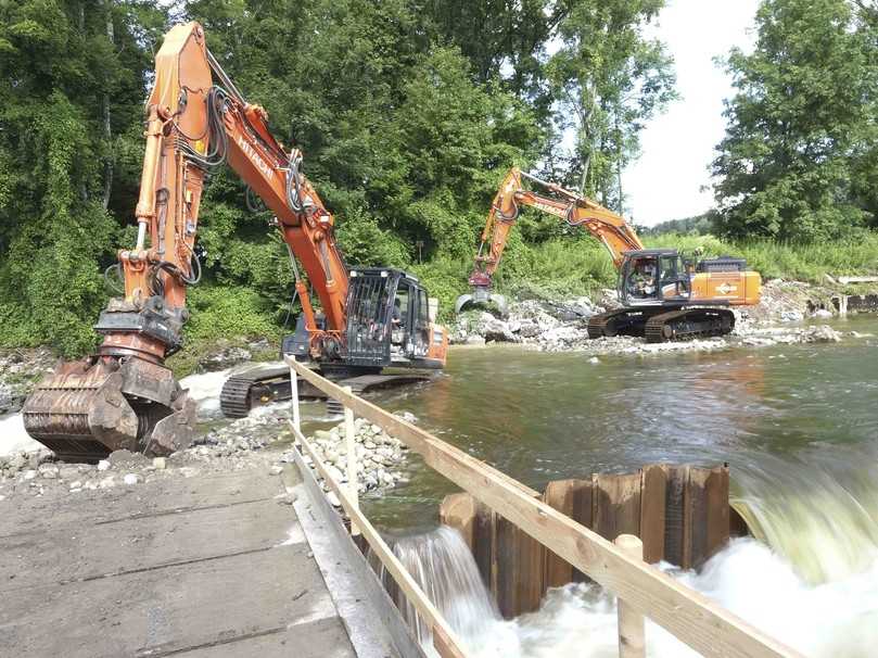 Oft arbeiten der ZX300-7VA und der ZX290 Seite an Seite. | Foto: Susanne Wannags