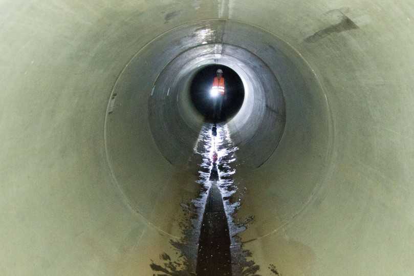 Die 600 Meter lange Röhre funktioniert wie eine Art unterirdisches Speicherbecken. Hier können bei Starkregen bis zu 1.800 Kubikmeter Abwasser zurückgehalten werden. | Foto: Stadtentwässerung Dresden