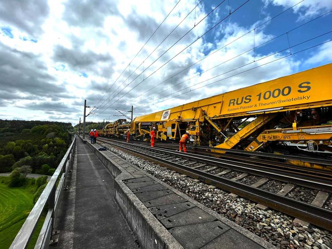 „Das ist das geilste Bauen, das man machen kann“ - Bahner über Mega-Gleisbaumaschine