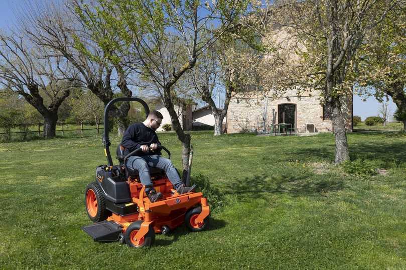 Die Fahrhebel sind bequem zu bedienen und reagieren schnell auf die aktuellen Einsatzanforderungen. Der Mäher bietet ein hervorragendes Reaktionsverhalten bei Hindernismanövern. | Foto: Kubota