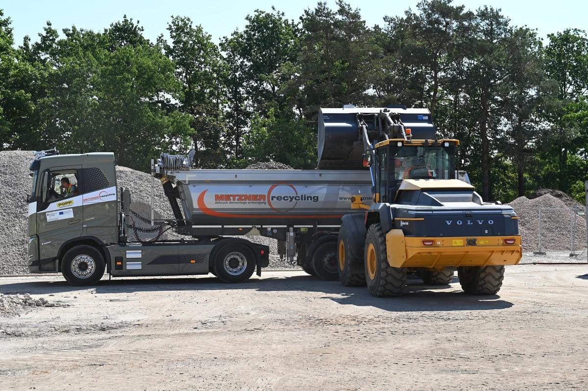 Der große Volvo L120 Electric schiebt das mineralische Recycling-Material in Brecher-Nähe und lädt gebrochenen Beton in den Kippsattel. | Foto: QUATEX