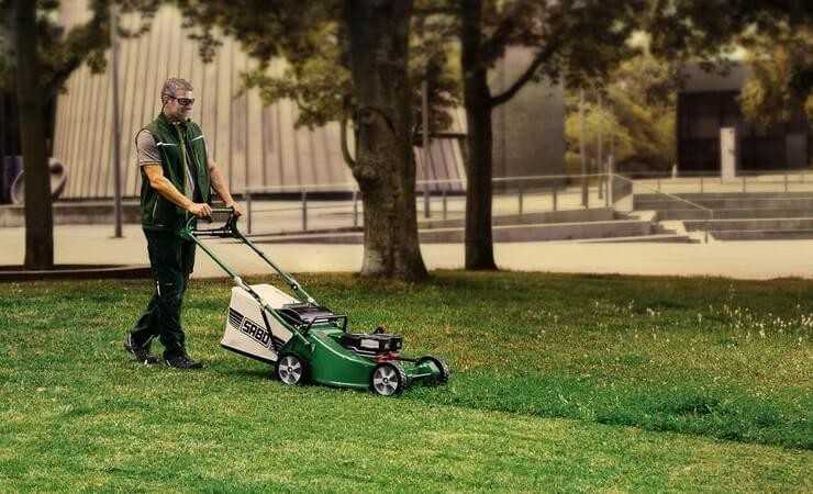 Rasenmäher mit zuschaltbarem Hinterrad-Antrieb