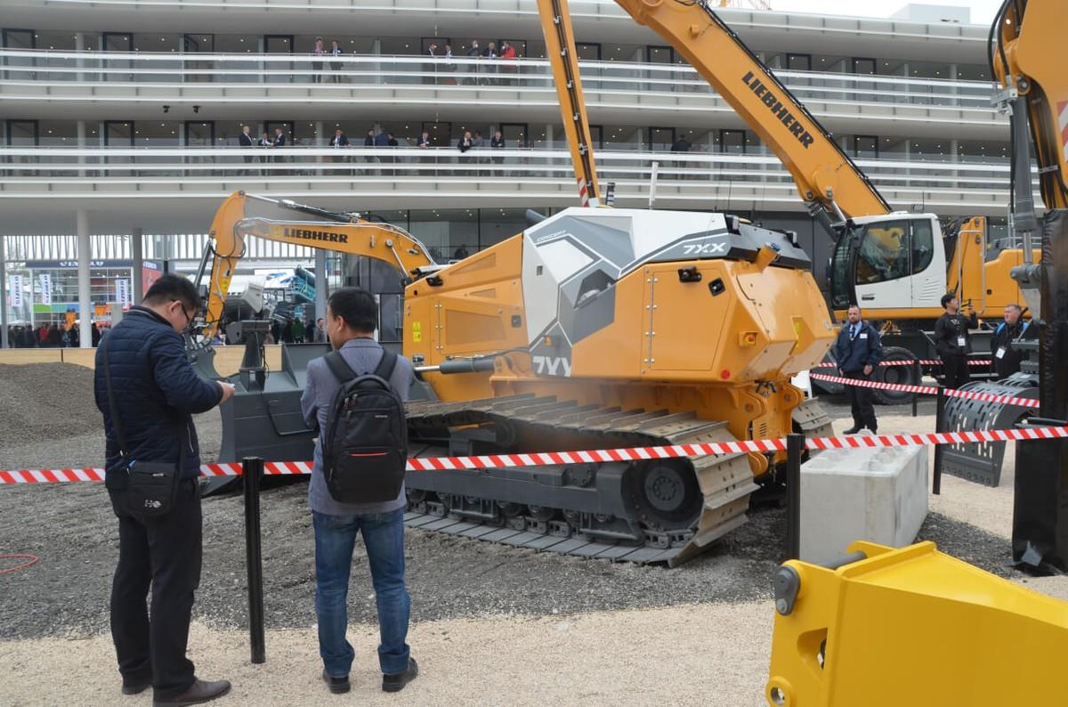 Auf dem Vorführgelände bei Liebherr fand die selbstfahrende Planierraupe großes Interesse. | Foto: BB/B_I