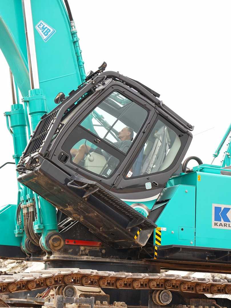 Eines der durch EMB Baumaschinen umgesetzten „Extras“ für die Karl-Bau ist die Kippfunktion der Kobelco-Serienkabine, die den Baggerführer selbst bei Arbeiten in geringen Höhen spürbar entlastet. | Foto: Kobelco