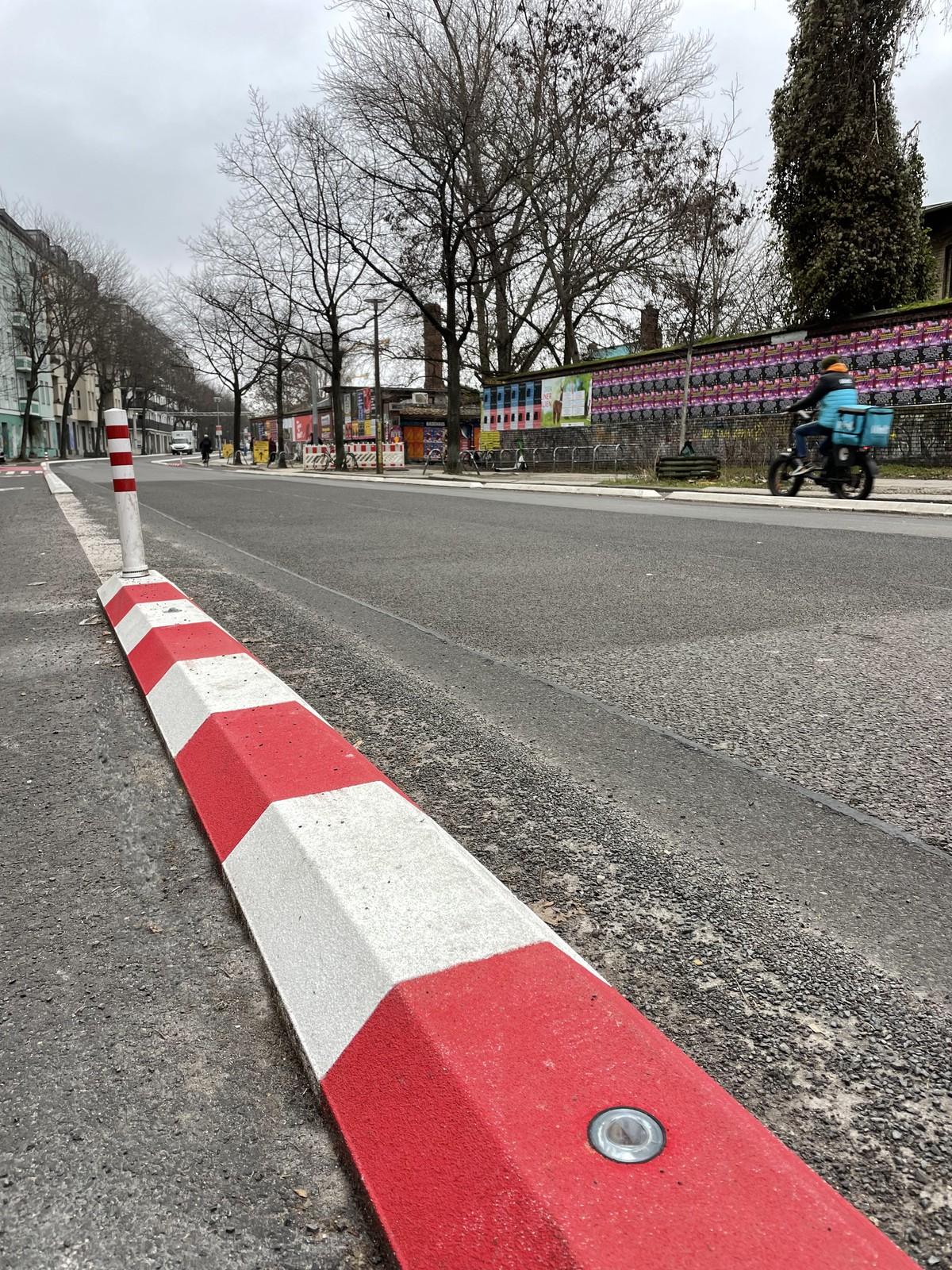 Um die Nachtsichtbarkeit der Anlage zu verbessern, wurden in regelmäßigen Abständen 360-Grad-Glasmarker mittels Kernbohrung in den Bordstein eingebracht. | Foto: Meudt