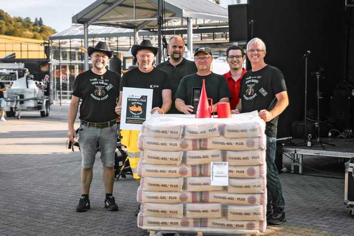 Siegerehrung des Bohrwettbewerbs: Torsten Mickel, GF L-Team Baumaschinen GmbH, das Bohrteam der Firma Tiefbau Jorgensen & Schmidt, Bent Lyneborg Jensen Baraviec (Ortung), Peter Jorgensen (GF), Rene Valentin Jensen (Pilot), Ferenc Kriwitzki (Cebo Holland), Horst Laubach, GF L-Team Baumaschinen GmbH | Foto: L-Team