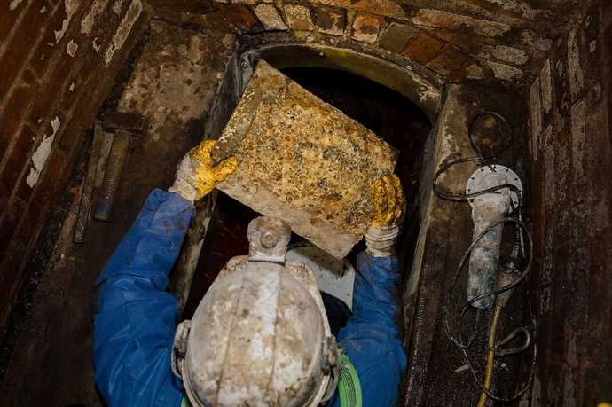 Das Probenstück konnte erfolgreich unbeschädigt entnommen werden. Auf der Rückseite zeigen sich Reste der Betonfläche des Altkanals. Dies liegt darin begründet, dass 1983 noch kein Pre-Liner verwendet wurde. | Foto: Sina Sonnenschein Photography