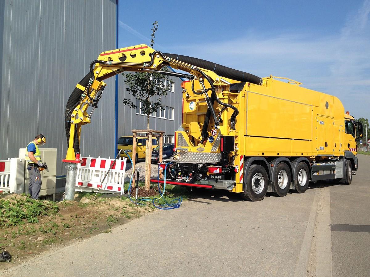 Zu sehen auf der Nordbau: Beim Freilegen sensibler Infrastruktur ist der MTS Dino12 in seinem Element. | Foto: MTS Saugbagger