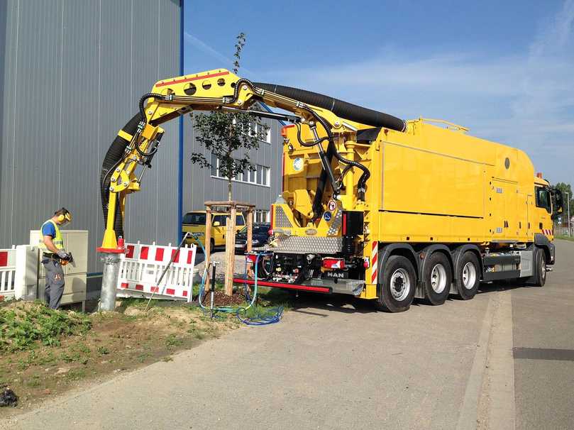 Zu sehen auf der Nordbau: Beim Freilegen sensibler Infrastruktur ist der MTS Dino12 in seinem Element. | Foto: MTS Saugbagger