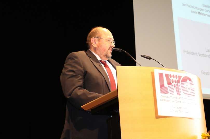 Gerhard Zäh, Präsident des VGL Bayern, bei seinem Grußwort anlässlich der Schulschlussfeier der Staatlichen Meister- und Technikerschule für Weinbau und Gartenbau in Veitshöchheim. | Foto: Jochen Henning, VGL Bayern