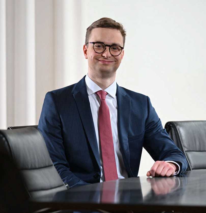 „Problematisch ist weniger die Zahl der erteilten Genehmigungen, sondern deren unzureichende Nutzung.“ Friedrich Geschwinder | Foto: Koenen Rechtsanwälte „Problematisch ist weniger die Zahl der erteilten Genehmigungen, sondern deren unzureichende Nutzung.“ Friedrich Geschwinder | Foto: Koenen Rechtsanwälte