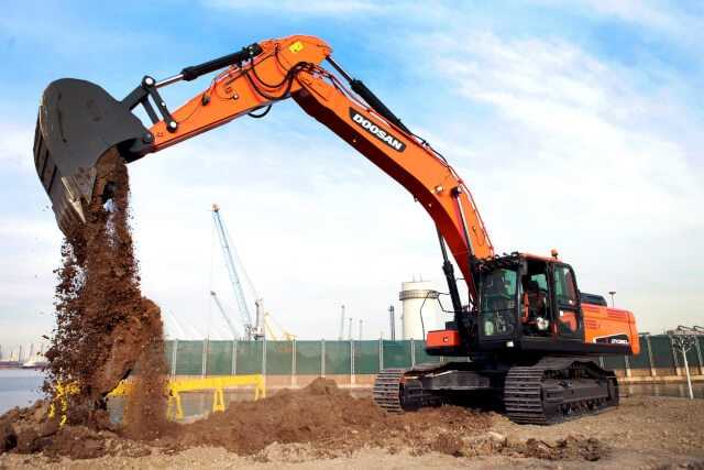 Premiere: Wie von Geisterhand arbeitet der 40-Tonnen-Kettenbagger Doosan DX380LC-5 auf einem Hafengelände im südkoreanischen Incheon – gesteuert von der Bedienkonsole im fernen München aus. | Foto: Doosan