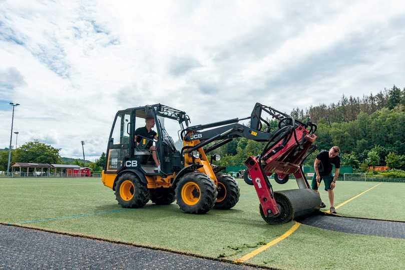 Der ausgediente Kunstrasen wird nach dem Ausbau in der FormaTurf-Anlage recycelt. | Foto: Polytan GmbH