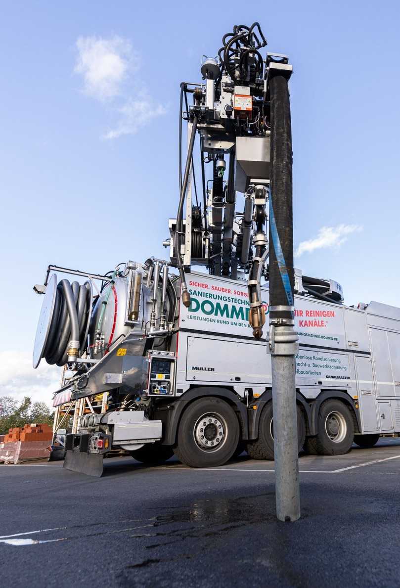 Der Fahrzeugaufbau verfügt über leistungsfähige Hochdruck- und Vakuumpumpen sowie einen schwenk- und teleskopierbaren Schlauchausleger. | Foto: Sanierungstechnik Dommel