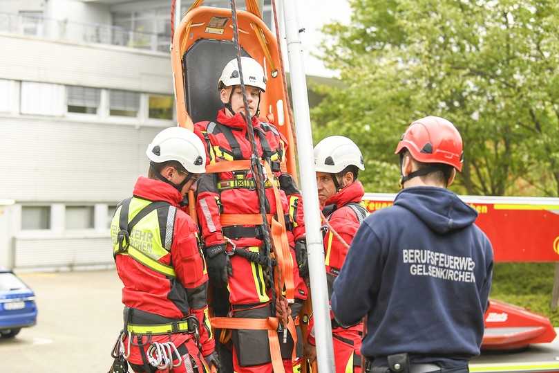 Ein Verletzter wird aus dem IKT-Forschungskanal hochgehievt. | Foto: IKT Ein Verletzter wird aus dem IKT-Forschungskanal hochgehievt. | Foto: IKT