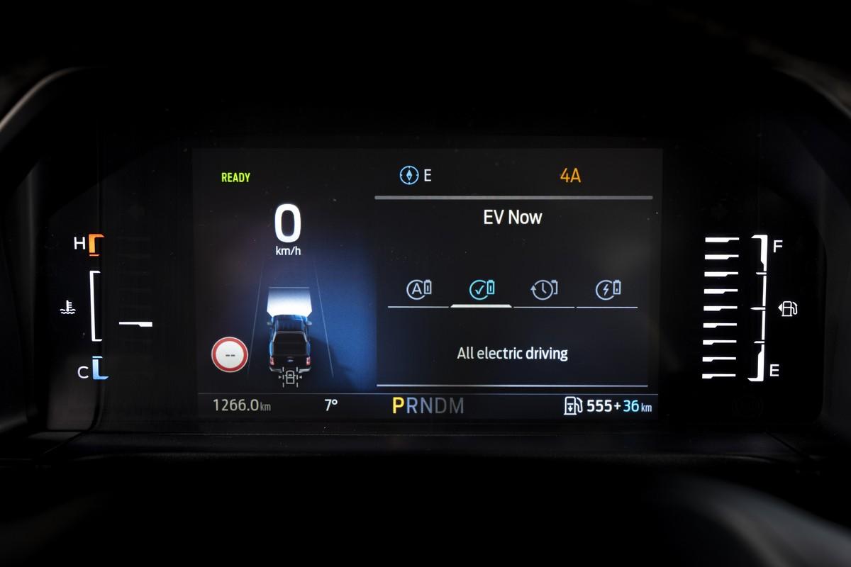 Das übersichtliche Farbdisplay hinterm Lenkrad zeigt dem Fahrer an, was Sache ist. | Foto: Ford Pro Das übersichtliche Farbdisplay hinterm Lenkrad zeigt dem Fahrer an, was Sache ist. | Foto: Ford Pro