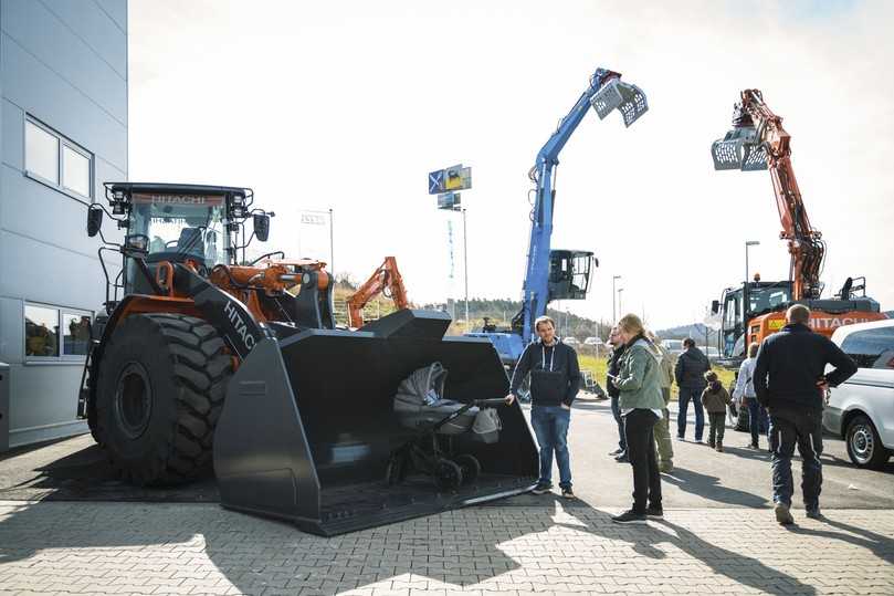 Die Kiesel-Kunden wissen die Qualitäten der Hitachi-Maschinen zu schätzen - und sei es nur als Schattenspender für den Nachwuchs. | Foto: Kiesel