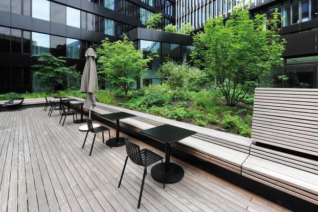 Sitzgelegenheiten aus Holz gehen optisch nahtlos in den Bodenbelag der Terrassenfläche über. | Foto: Richard Brink GmbH & Co. KG                                