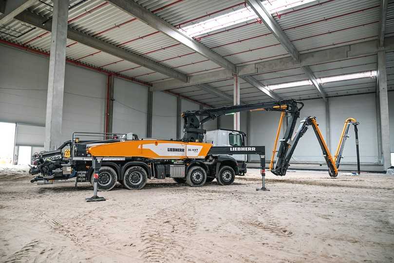 Die 31 XXT Autobetonpumpe mit ihrem besonders kompakten fünfteiligen Verteilermast punktet mit einer geringen Ausfalthöhe von nur 5,4 Metern. | Foto: Liebherr