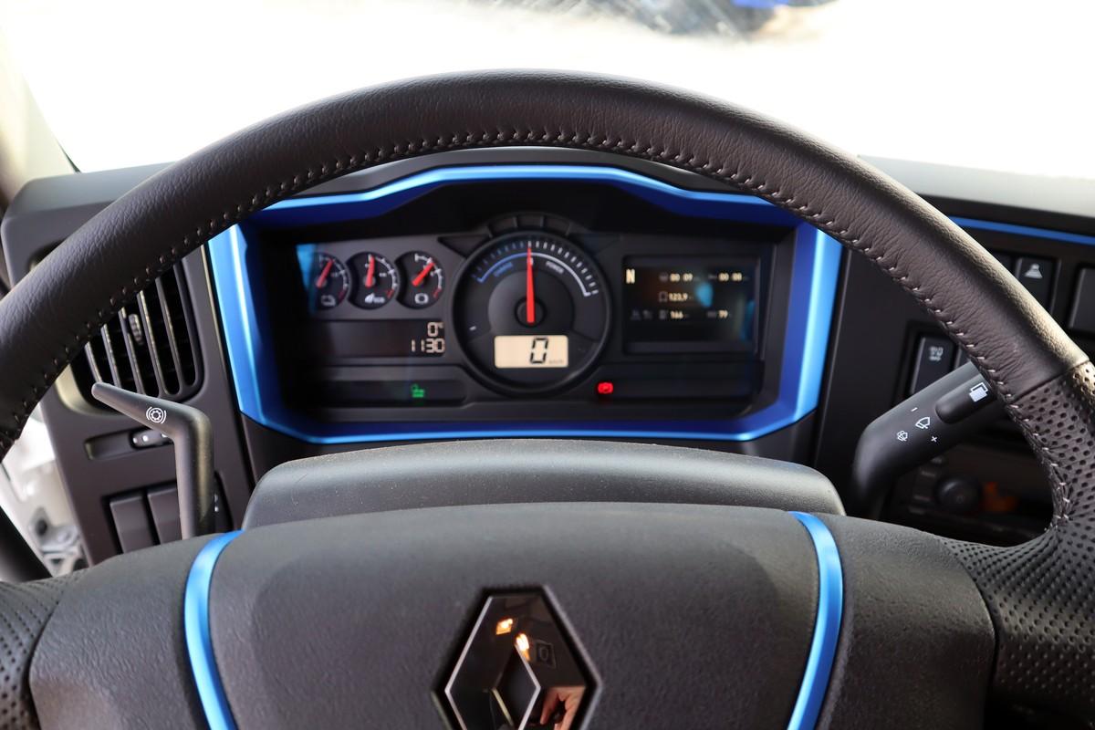 Schlicht, aber funktionell das Cockpit im Renault Trucks E-Tech D mit großem Rundinstrument in der Mitte. | Foto: OWI Media